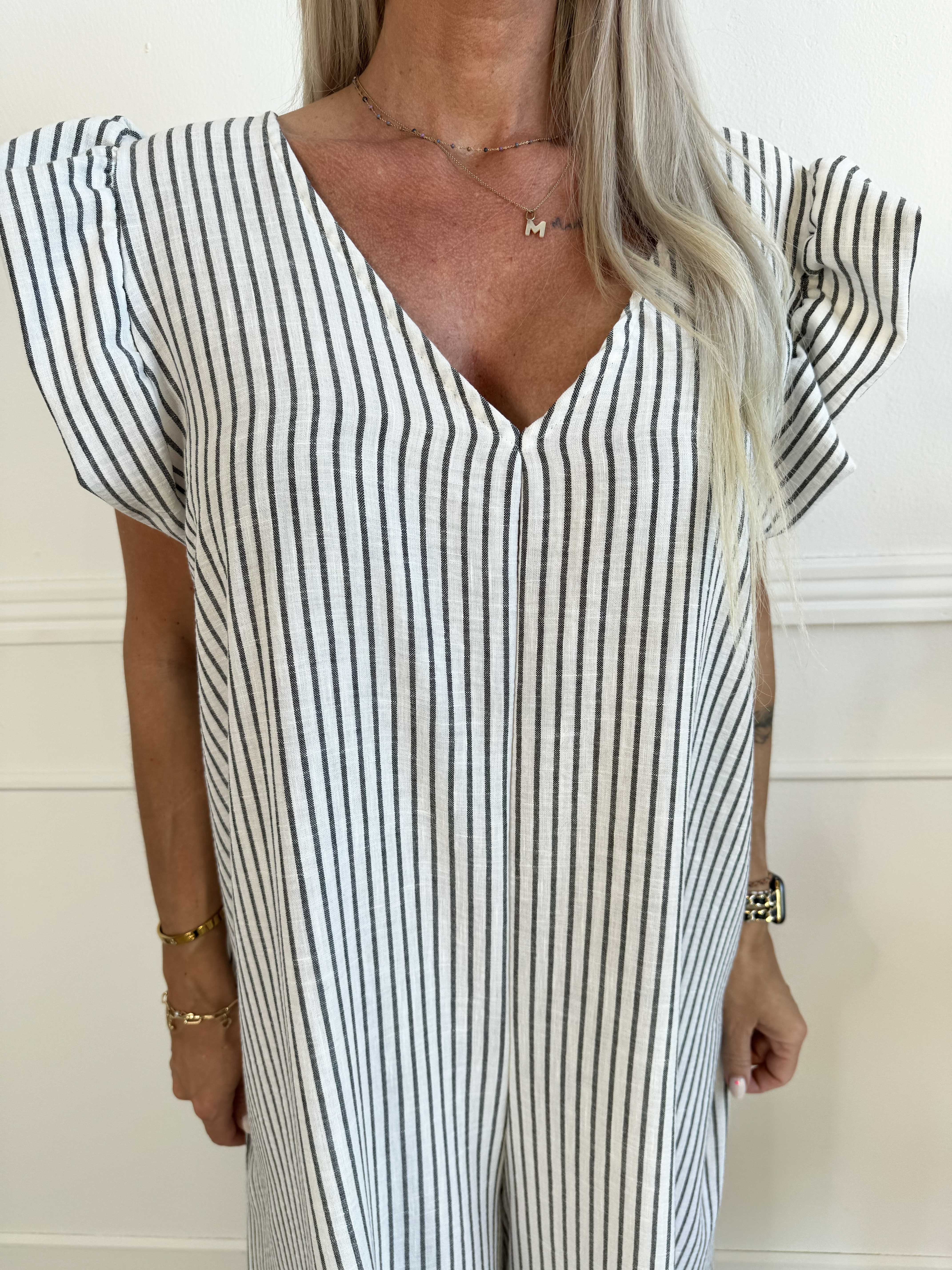 Steffy - Sød stribet buksedragt med flæseærmer